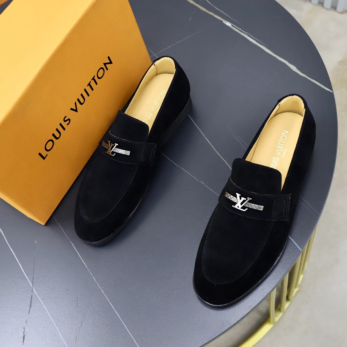 Ex-factory price: 442💰🙅‍♂️🙅‍♂️🙅‍♂️ Brand: LV Louis Vuitton Standard code: 38-44 (45 customized) Grade: Same as the official website Material: Original cow suede material stitching Comfortable and breathable cowhide lining Lightweight wear-resistant foam outsole Style category: Men's fashionable casual shoes Running sports shoes Distinguished luxury brand elements Top luxury color: actual picture color